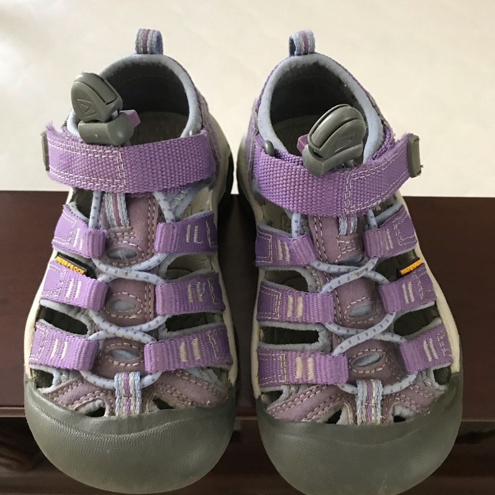Size 9 toddler girl keens